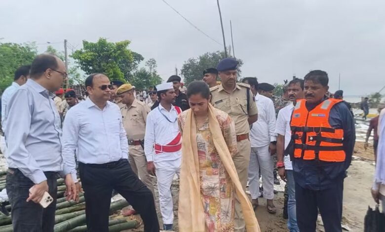 गंगा कटाव पर हाई अलर्ट! काजीकोरैया-राघोपुर बांध पहुंचे प्रधान सचिव, अभियंताओं को 24 घंटे निगरानी के निर्देश 1 FB IMG 1788333917212