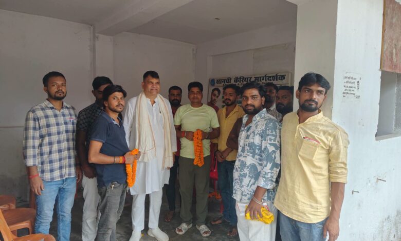 खगड़िया में संतोष कुमार तिवारी का जनसंपर्क अभियान, स्नातक मतदाताओं से शिक्षा-रोजगार के मुद्दों पर संवाद 1 FB IMG 1790219255672