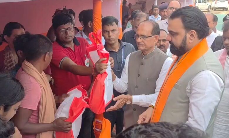 भागलपुर में बाढ़ प्रभावित लोगों से मिले शिवराज सिंह चौहान और सीएम सम्राट चौधरी, राहत शिविरों का लिया जायजा 1 IMG 20260916 WA0012