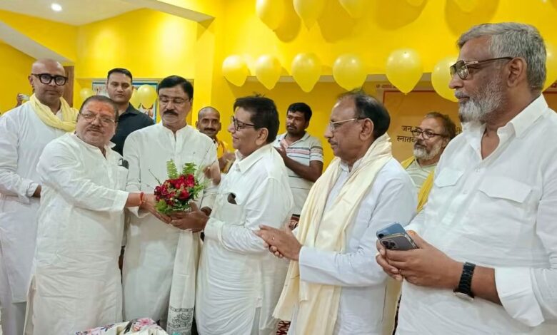 झंडापुर में जन सुराज के राष्ट्रीय अध्यक्ष का स्वागत, स्नातक मतदाताओं से चुनावी संवाद 1 FB IMG 1792085142006