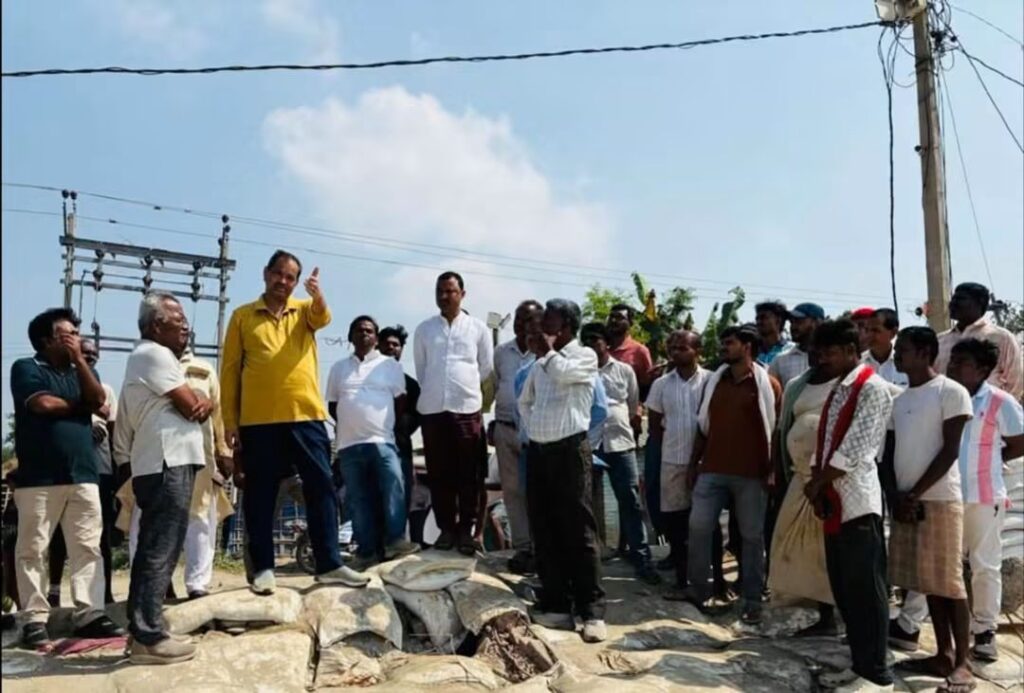 कटाव स्थल पर पहुंचे ऊर्जा मंत्री बुलो मंडल, काजीकोरैया–राघोपुर बांध की सुरक्षा का लिया जायजा 2 FB IMG 1792499624916