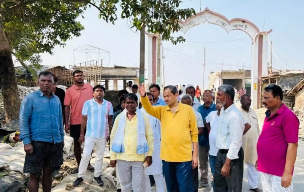कटाव स्थल पर पहुंचे ऊर्जा मंत्री बुलो मंडल, काजीकोरैया–राघोपुर बांध की सुरक्षा का लिया जायजा 3 FB IMG 1792499634172
