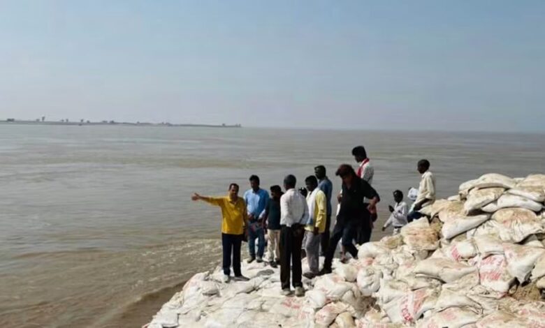 कटाव स्थल पर पहुंचे ऊर्जा मंत्री बुलो मंडल, काजीकोरैया–राघोपुर बांध की सुरक्षा का लिया जायजा 1 FB IMG 1792499643876