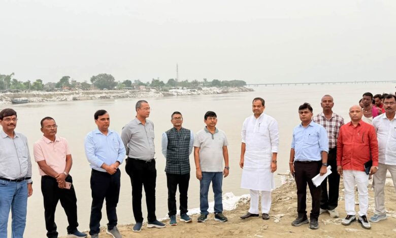 गंगा कटाव स्थल का GFCC-CWC टीम ने किया निरीक्षण, राघोपुर और विक्रमशिला पुल के संपर्क पथ पर बढ़ा खतरा 1 FB IMG 1793282698509