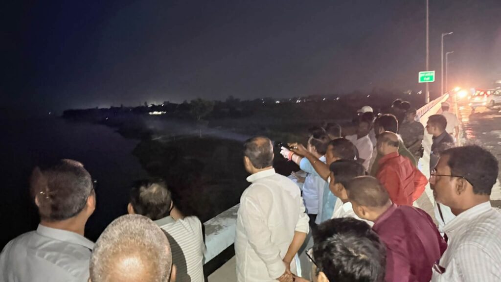 गंगा कटाव स्थल का GFCC-CWC टीम ने किया निरीक्षण, राघोपुर और विक्रमशिला पुल के संपर्क पथ पर बढ़ा खतरा 2 FB IMG 1793282703951 1