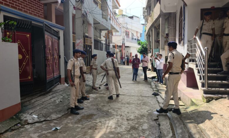 EOU की बड़ी कार्रवाई: प्रवर्तन अवर निरीक्षक के ठिकानों पर छापेमारी, 1.49 करोड़ की संपत्ति का मामला 1 IMG 20261001 WA0015